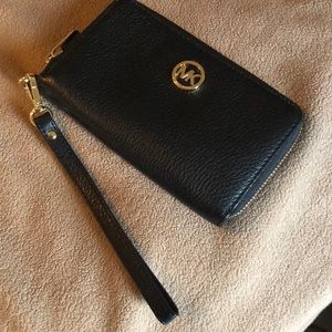 Michal Kors Wristlet - Black